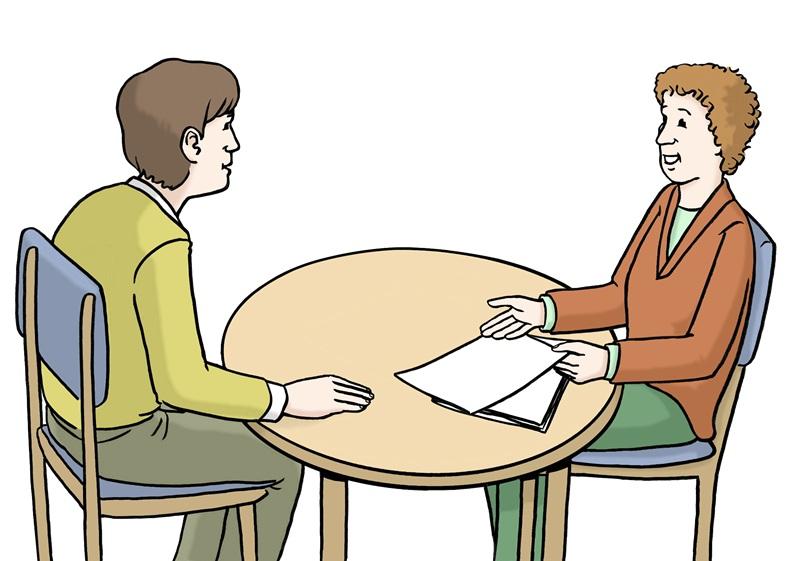 zwei Frauen am Tisch im Gespräch