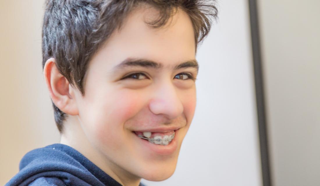 Jugendlicher mit Zahnspange
