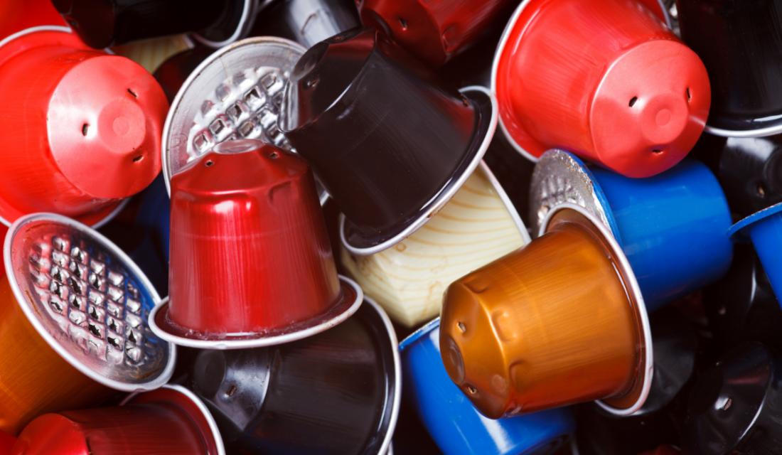 Kaffeekapseln liegen wild gestapelt übereinander