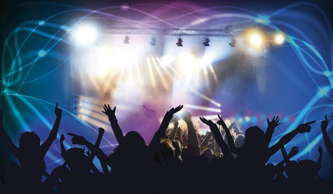 Menschenmenge vor Konzertbühne