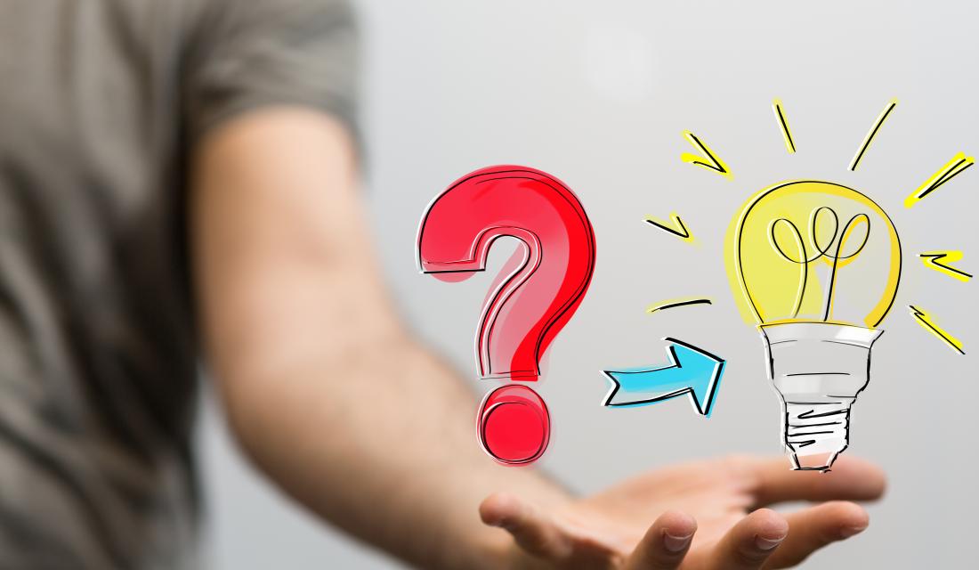 Eine Person transformiert ein Fragezeichen in eine Glühbirne.