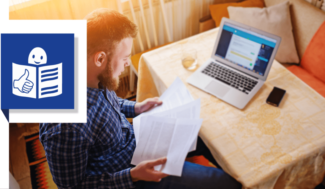 Ein Mann sitzt am Schreibtisch mit Papier und Computer, daneben das Bild für Leichte Sprache