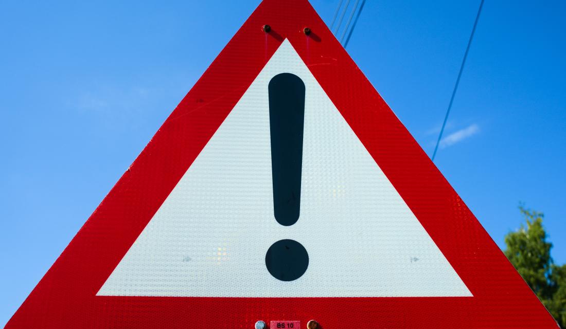 Ein "Vorfahrt achten"-Schild mit Ausrufezeichen in der Mitte.