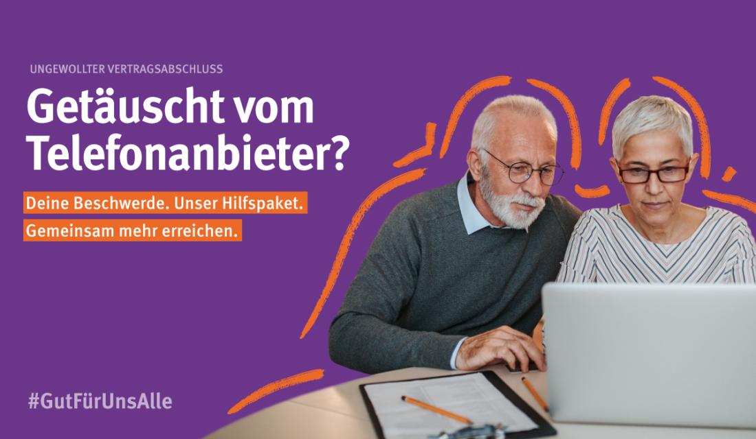 Ein älteres Paar sitzt gemeinsam vor einem Laptop und wirkt konzentriert. Der Mann trägt eine Brille und ein graues Oberteil, die Frau hat kurze graue Haare und trägt eine Brille sowie eine gestreifte Bluse. Im Hintergrund steht auf violettem Hintergrund die Frage: "Getäuscht vom Telefonanbieter?" sowie ein Aufruf zur Beschwerde. Orangefarbene grafische Elemente umrahmen das Paar.