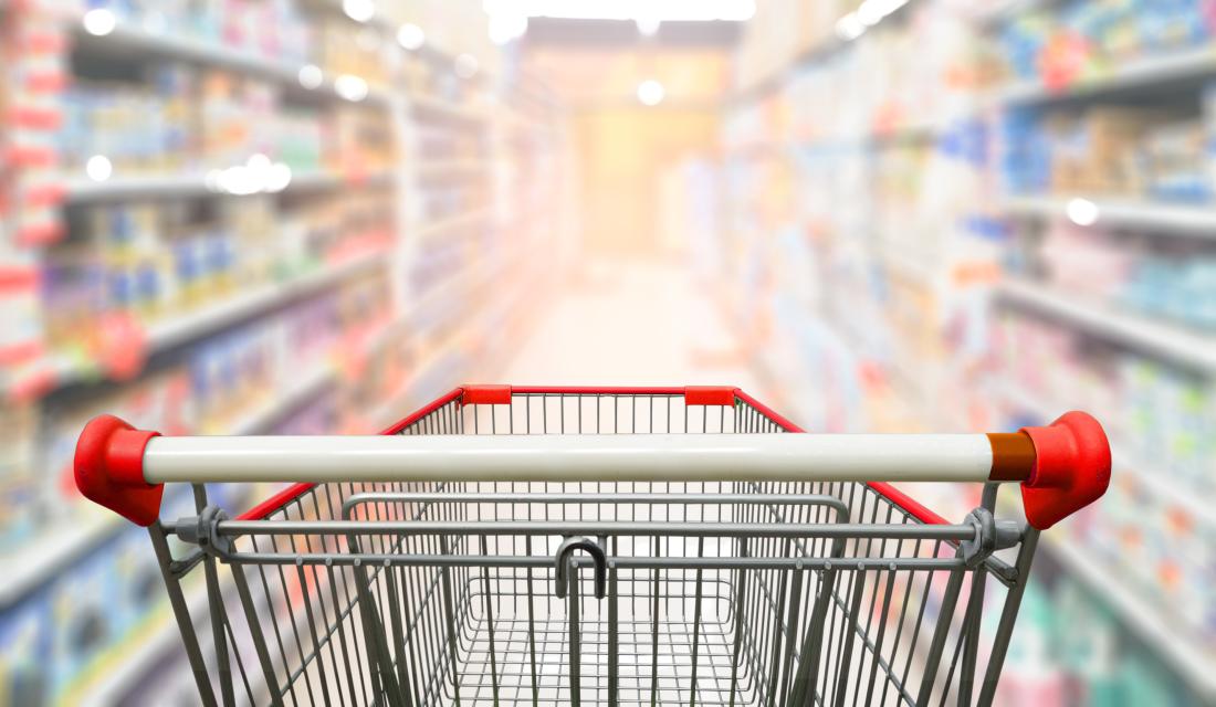 Einkaufswagen in einem Supermarktgang