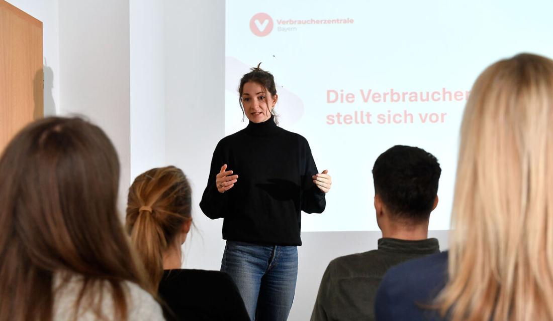 Eine Mitarbeiterin der Verbraucherzentrale Bayern hält einen Vortrag. 