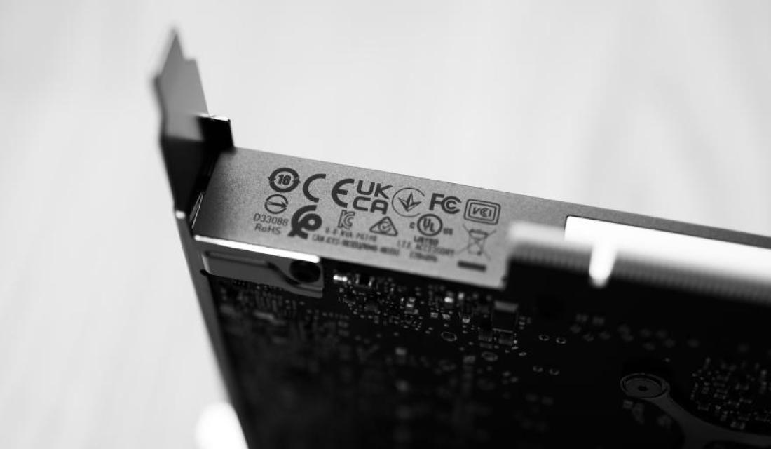 Nahaufnahme eines elektronischen Geräts mit verschiedenen Zertifizierungs- und Sicherheitskennzeichnungen