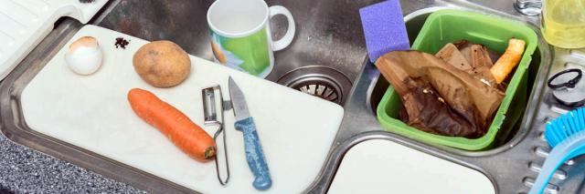 Küchenspüle mit Resten und Unordnung