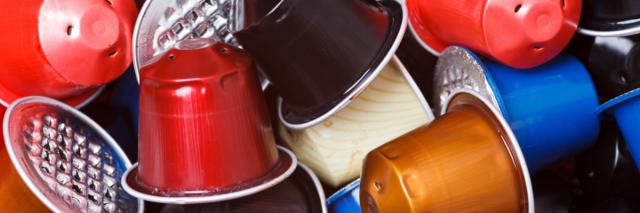 Kaffeekapseln liegen wild gestapelt übereinander