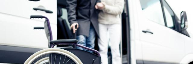 Ein Rollstuhl wird transportiert