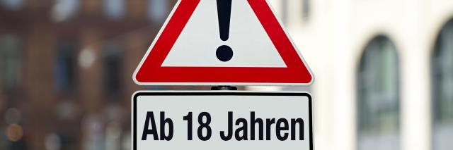 Warnschild mit einem Ausrufezeichen und dem Hinweis "Ab 18 Jahren"