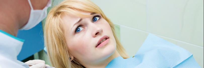Frau hat Angst beim Zahnarzt