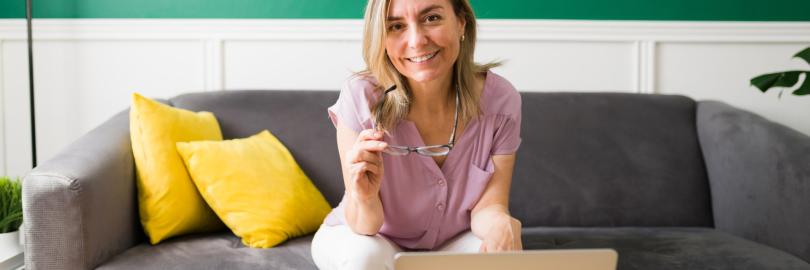 Frau, die vor einem Laptop sitzt
