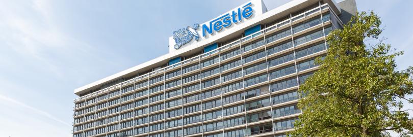 Außenaufnahme der Firmenzentrale von Nestlé in Frankfurt am Main