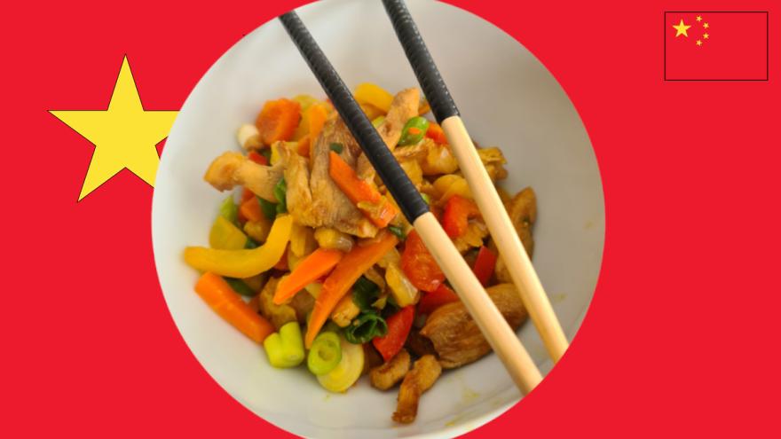 Chinesische Gemüsepfanne auf chinesischer Flagge