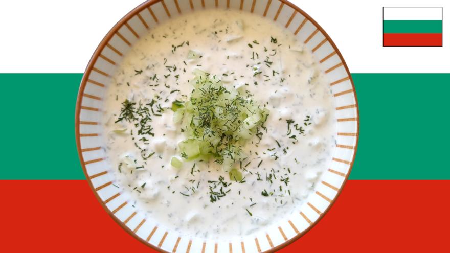 Gurkensuppe in Teller auf bulgairscher Flagge