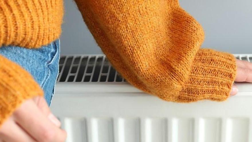 Hand auf einem Heizkörper