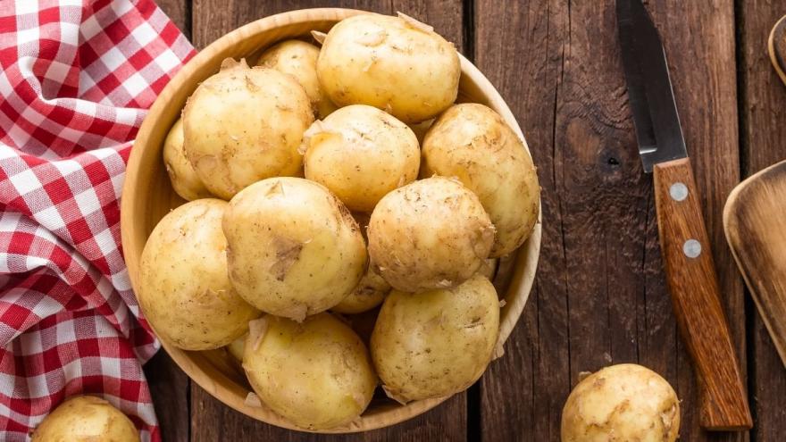 Kartoffeln, ungeschält, in einer Schüssel