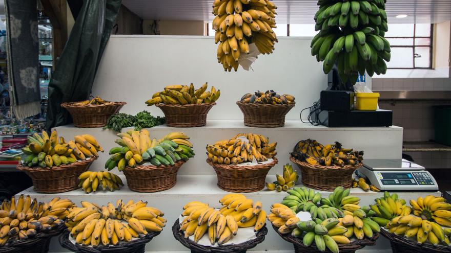 Bananen unterschiedlicher Färbung an einem Marktstand.