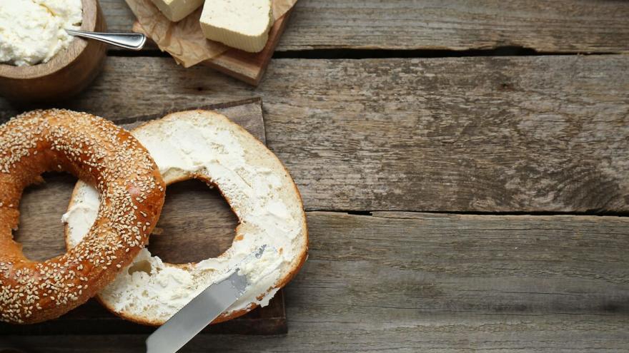 aufgeschnittener Bagel auf Holzhintergrund