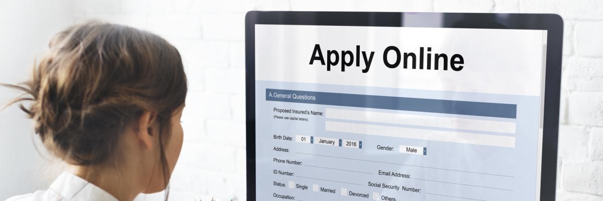 Frau bewirbt sich online am PC