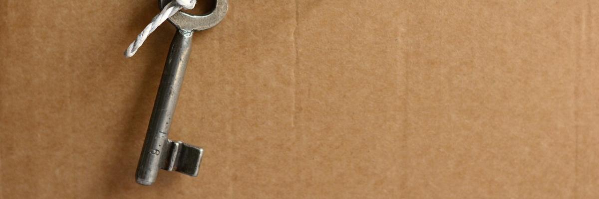 Umzugskarton mit Schlüssel
