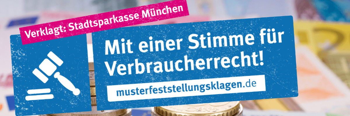 Eine Nahaufnahme zeigt Geld in Münzen und Scheinen. Über das Bild ist ein Schriftzug gelegt, der unter anderem "Verklagt: Stadtsparkasse München" zeigt