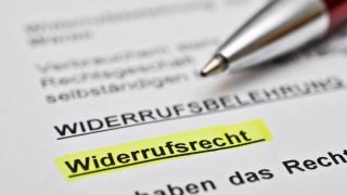 In Vertragsunterlagen ist das Wort "Widerrufsrecht" gelb markiert.