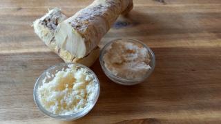 Meerrettich ganz und gerieben in Schälchen