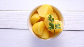 Kartoffeln gekocht in einer Schale