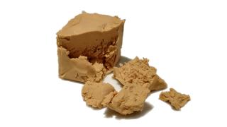 Hefewürfel zerbröckelt