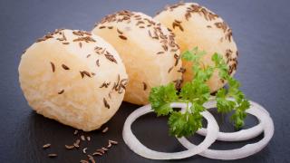 Harzer Käse mit Kümmel, Zwiebelringen und Petersilie