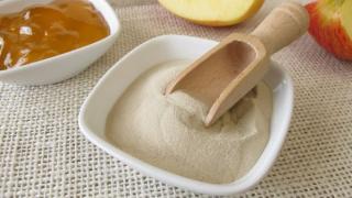 Agar-Agar Pulver in einer kleinen Schüssel