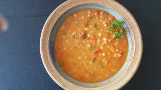 Ein Teller mit Bohneneintopf