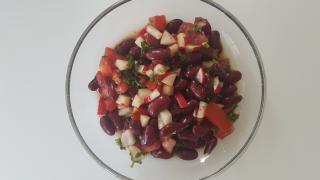 Ein Teller mit Kidneybohnensalat