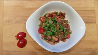Ein Teller mit Bohnensalat