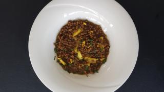 Ein Teller mit Linsencurry