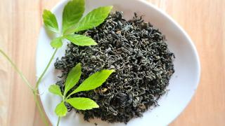 Jiaogulan in einer weißen Schüssel.