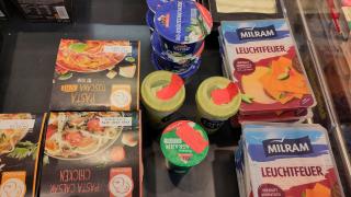 Produkte mit abgelaufenem MHD in der Kühlung eines Supermarktes