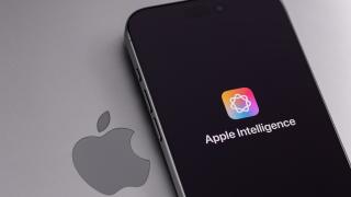 Ein iPhone, auf dessen Display "apple intelligence" zu lesen ist