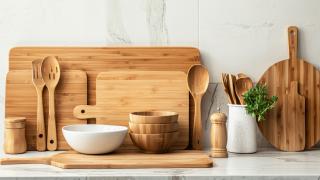 Küchenutensilien aus Holz, darunter Löffel, Schneidbretter und Schalen