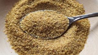 Ein Esslöffel mit Weizenkeimen