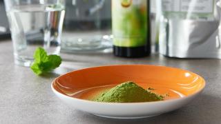 Moringa-Pulver in einer Schale