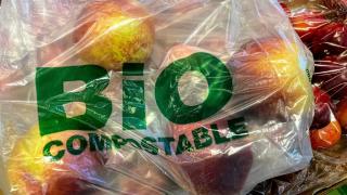 Plastiktüte mit Äpfel und der Aufschrift "Bio compostable"
