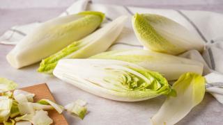 Chicoree-Hälften liegen auf einer Arbeitsplatte