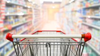 Einkaufswagen in einem Supermarktgang