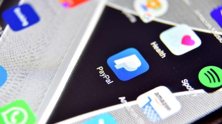 Zahlungsdienstleister auf einem Handy